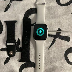Apple Watch SE 44mm  Silver White band
